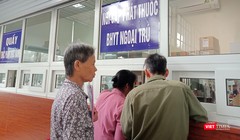 Bệnh nhân ung thư nhận thuốc theo diện bảo hiểm y tế.