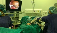 Nhóm bác sĩ của Bệnh viện phẫu thuật nội soi cắt khối u cho Đ.