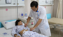 Bác sĩ thăm khám cho T. sau phẫu thuật