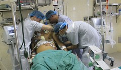 Nhóm bác sĩ của Bệnh viện E chăm sóc cho bệnh nhân sau phẫu thuật.