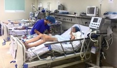 Điều trị cho bệnh nhi mắc viêm não Nhật Bản tại Bệnh viện Nhi Trung ương.