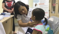 TS. Nguyễn Việt Hoa - Trưởng khoa Phẫu thuật nhi và trẻ sơ sinh thăm khám cho trẻ.