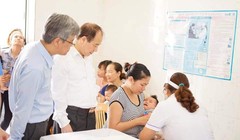 Tiêm chủng vaccine 5 trong 1 (SII) mới tại Trạm Y tế xã Thi Sơn, huyện Kim Bảng, tỉnh Hà Nam ngày 25/5.
