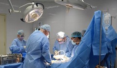 Bác sĩ Bệnh viện Trung ương Quân đội 108 phẫu thuật cho bệnh nhân.