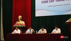 Các vụ trưởng, phó vụ trưởng phụ trách những vấn đề liên quan trả lời câu hỏi của phóng viên tại buổi họp báo chiều 4/6.
