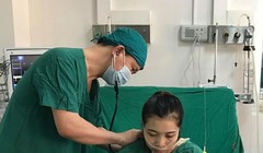 Bác sĩ chăm sóc cho C. sau mổ.