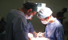 Bác sĩ của Bệnh viện đa khoa Xanh Pôn phẫu thuật cho bệnh nhân