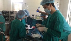 Nhóm bác sĩ của Bệnh viện phẫu thuật cho bệnh nhân