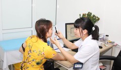 Bác sĩ của bệnh viện thăm khám cho người dân.