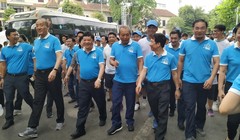 Phó Thủ tướng Trương Hòa Bình, Thứ trưởng Bộ Y tế Nguyễn Viết Tiến, Trưởng đại diện WHO tại Việt Nam Kidong Park hưởng ứng cuộc thi "Đi bộ vì sức khỏe"