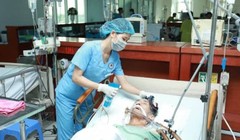 Bác sĩ của Bệnh viện chăm sóc cho một trường hợp bệnh nhân phải thở máy.