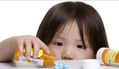 Phụ huynh không nên để thuốc ở trong tầm với của trẻ, cho trẻ nghịch thuốc hoặc ví thuốc như kẹo khiến trẻ hiểu lầm, dễ bị ngộ độc.