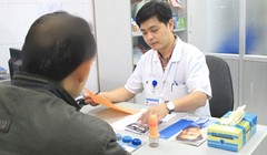 Bác sĩ của Bệnh viện thăm khám cho bệnh nhân