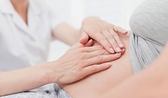 Thai phụ nên đi khám định kỳ để phòng ngừa những rủi ro có thể xảy đến.