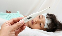 Bệnh nhi mắc sốt xuất huyết (Ảnh minh họa)