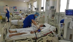 Bác sĩ của Bệnh viện Quân y 105 chăm sóc cho bệnh nhân Q.