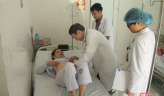 GS. TS Mai Trọng Khoa kiểm tra sức khỏe cho bệnh nhân ung thư được điều trị bằng cấy hạt phóng xạ