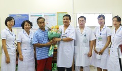 Ông Siêng Bun Thăn tặng hoa cho các bác sĩ của Bệnh viện Phổi Trung ương.