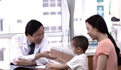 GS. Nguyễn Thanh Liêm thăm khám cho trẻ