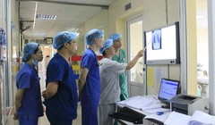 Nhóm bác sĩ của Bệnh viện E hội chẩn, đưa ra hướng điều trị tiếp theo cho nam bệnh nhân.