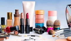 Sử dụng mỹ phẩm trôi nổi, không rõ nguồn gốc sẽ khiến chị em gặp tổn hại về sức khỏe.