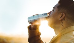 Uống nhiều nước tăng lực gây hại cho sức khỏe của chính người sử dụng.