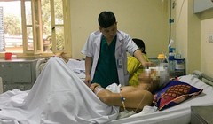 Bác sĩ của Bệnh viện chăm sóc cho bệnh nhân tai nạn sau mổ (Ảnh: BVCC)