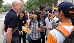 Các bạn trẻ học tiếng anh cùng người nước ngoài.