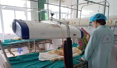 Người nhà bệnh nhi chăm sóc cho một trong 3 em bé ở Hà Nam bị bỏng.