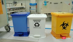 Thùng phân loại rác thải y tế tại Bệnh viện Nhi Trung ương.