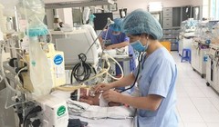 Bác sĩ Bệnh viện Nhi Trung ương điều trị tích cực cho trẻ nhỏ (Ảnh minh họa)