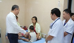 Một em bé mầm non được điều trị tại Trung tâm Y tế huyện Cẩm Khê (Ảnh: VTV)