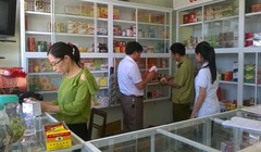 Đại diện cơ quan quản lý đi kiểm tra các nhà thuốc (Ảnh minh họa)