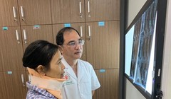 Bệnh nhân N. hồi phục sau khi mổ cắt khối u ở cổ.