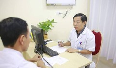 Bác sĩ Nguyễn Quang - Giám đốc Trung tâm Nam học, Bệnh viện Hữu nghị Việt Đức khám cho bệnh nhân mắc xoắn tinh hoàn.