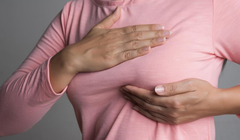 Chị em nên tự khám vú để kịp thời nhận ra các dấu hiệu bất thường của cơ thể.