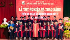 Giám đốc Học viện chụp ảnh lưu niệm cùng học viên tốt nghiệp sau đại học năm 2019.