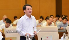 Ông Hầu A Lềnh - Phó Chủ tịch kiêm Tổng thư ký Ủy ban Trung ương Mặt trận Tổ quốc Việt Nam  tại phiên họp thứ 38 của Ủy ban Thường vụ Quốc hội (Ảnh: quochoi.vn)