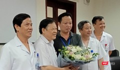 Nhóm bác sĩ của Bệnh viện Phụ sản Trung ương chụp ảnh lưu niệm cùng người nhà sản phụ sau khi mổ.