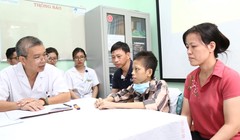 PGS.TS Nguyễn Hữu Ước chúc mừng bệnh nhân Nguyễn Văn Đức được xuất viện.