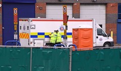 Thi thể của 39 người được vận chuyển bằng xe cứu thương tư nhân, có sự hộ tống của cảnh sát (Ảnh: The Guardian)