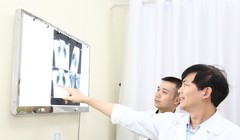 PGS.TS. Nguyễn Xuân Hùng, Giám đốc Trung tâm Đại trực tràng - Tầng sinh môn, Bệnh viện Hữu nghị Việt Đức thăm khám qua kết quả chụp X-quang.