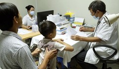 Cha mẹ nên đưa trẻ đi khám bệnh ngay khi nhận thấy trẻ có những biểu hiện bệnh nặng hoặc lo lắng, không an tâm về trẻ.