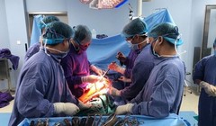 Kíp bác sĩ của Bệnh viện Trung ương quân đội 108 phẫu thuật cho cụ L.