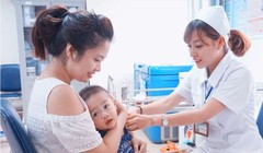 Tiêm vaccine cho trẻ