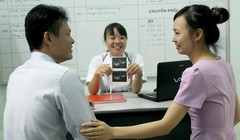 Sau một quá trình điều trị vô sinh rất vất vả, đôi vợ chồng nở nụ cười hạnh phúc khi biết mình đã có con.