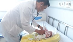 Bác sĩ Nguyễn Lý Thịnh Trường – Giám đốc Trung tâm Tim mạch trẻ em chăm sóc cho bé Palamy Imthapattha.