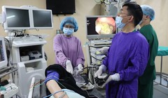 Nhóm bác sĩ của Bệnh viện E phẫu thuật nội soi cho cụ ông.