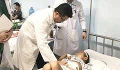 Các bác sĩ của Bệnh viện Nhi Trung ương khám cho bé C. sau khi phẫu thuật.