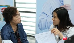Bác sĩ tư vấn cho bệnh nhân mắc đái tháo đường tai Bệnh viện Hữu nghị ngày 30/11.